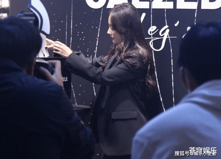 杨幂|杨幂亮相活动被拍，离开美颜颜值在线，这气质确定不是高贵名媛？