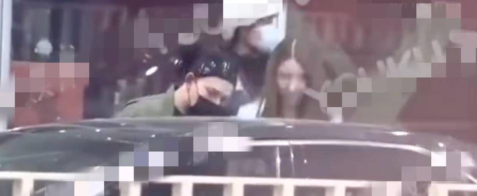 黄旭与小g娜深夜聚会被拍 男方贴心为女方拎包