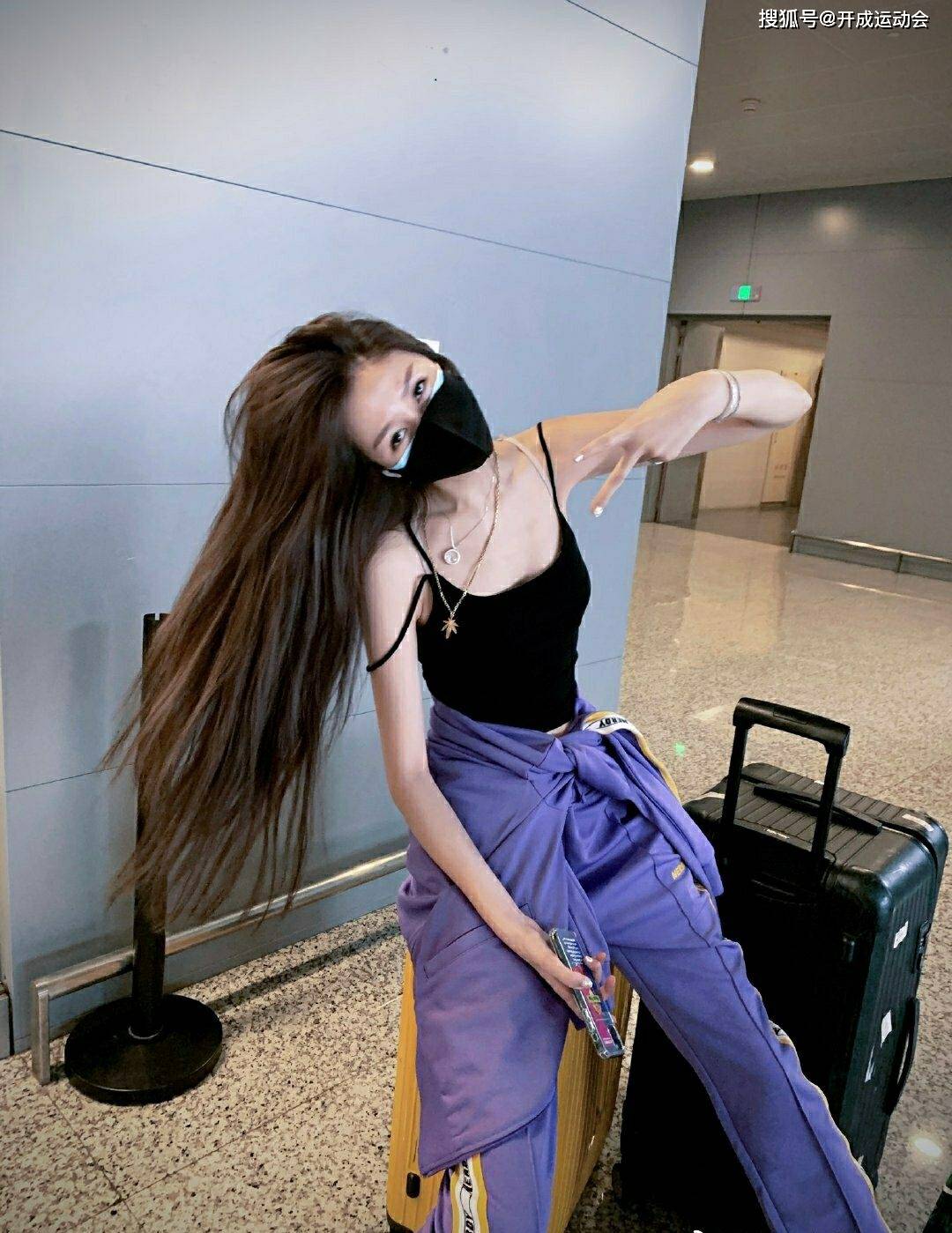 陈露|北控孙悦不幸崴脚，其妻陈露一件黑色吊带背心，玲珑剔透，时尚又圣洁