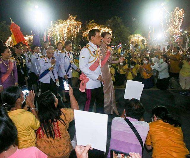 苏提达|苏提达没生过娃还强行秀母爱？抱起小女孩只能尬笑，诗妮娜赢一局