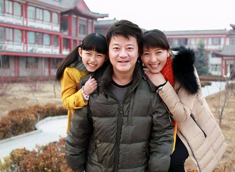 闫学晶自曝已离婚再嫁,46岁为现老公生二胎