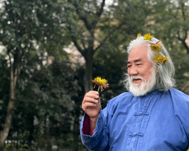 69岁张纪中过重阳节,被小娇妻插一头菊花