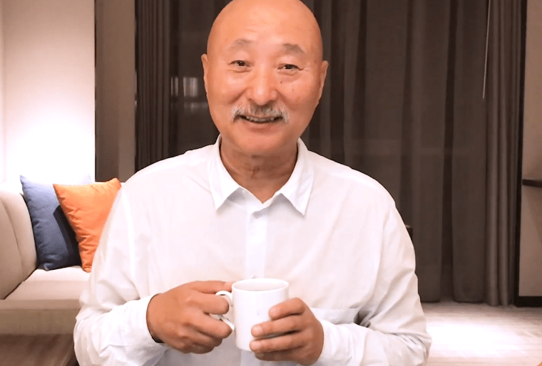 陈佩斯重回央视上热搜,66岁满脸皱纹显苍老