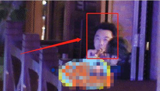 郑恺得女后与友人现身餐厅，身为禁烟大使仍室