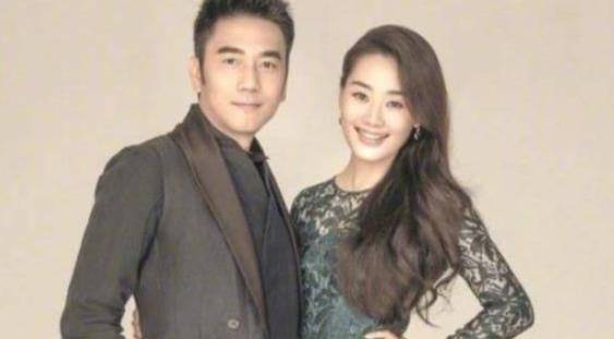 前妻将他捧红,2婚妻子帮他发财,如今靠儿子再次成名