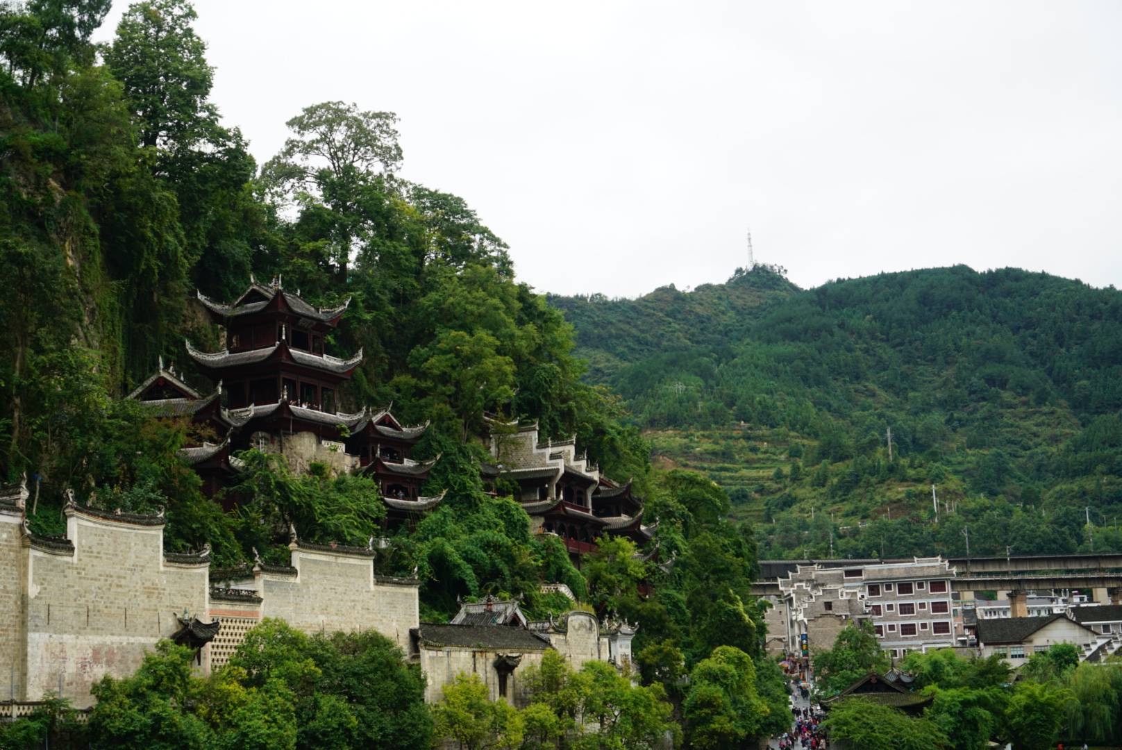 实拍：中国著名的三大悬空寺之一------青龙洞（图）_山因地
