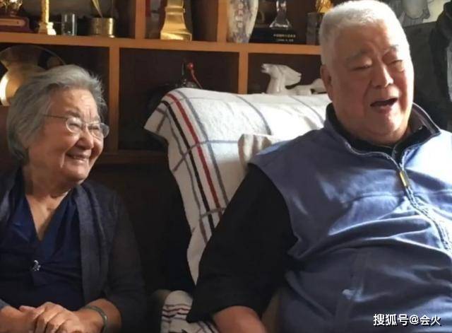 90岁于洋与妻子杨静罕露面，满头白发身材发福，