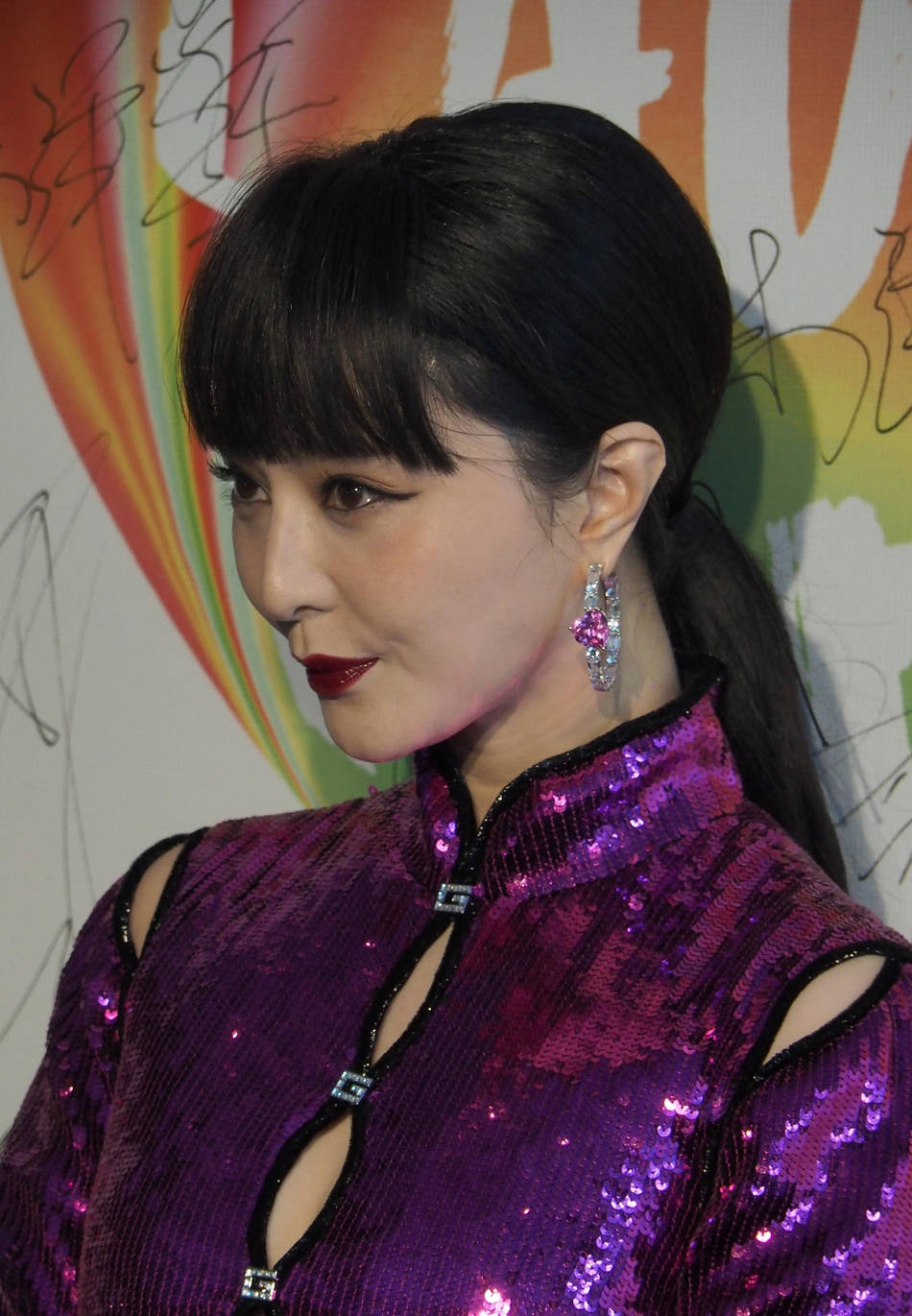 那跟|范冰冰穿无痕礼服大秀身材，我却在关注她那跟脸连在一起的怪耳朵