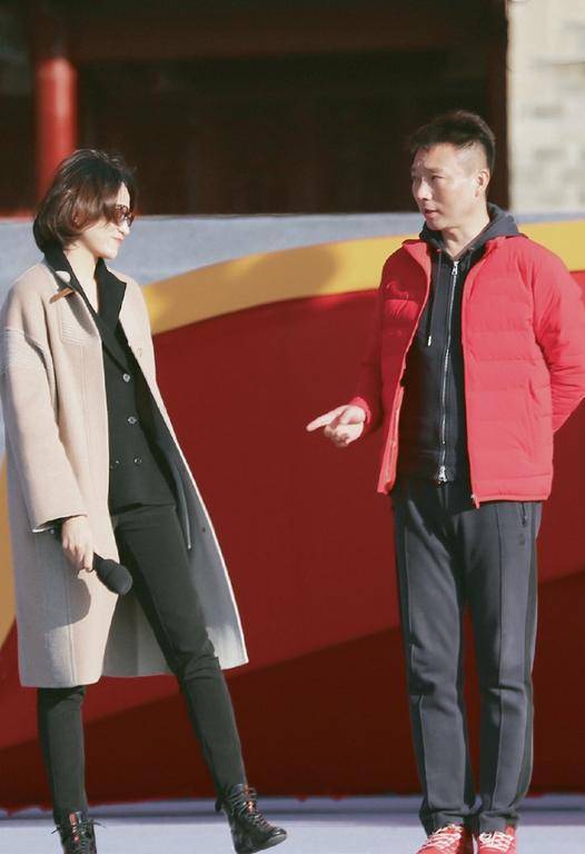 董卿奔|董卿奔五年纪也时髦，呢大衣叠搭黑色西装，干练有范，气质无敌了