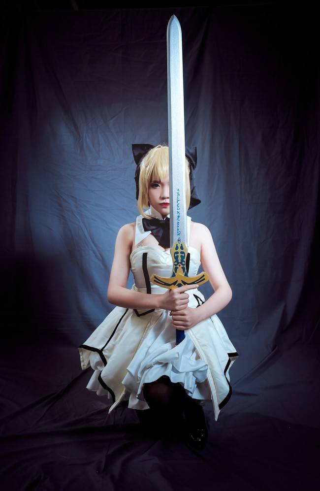 cos:吾王场照,是百合花好看,还是手中的剑重要