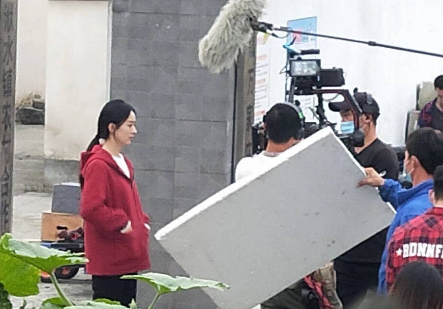 赵丽颖拍戏路透曝光 穿红衣扎马尾打扮朴素