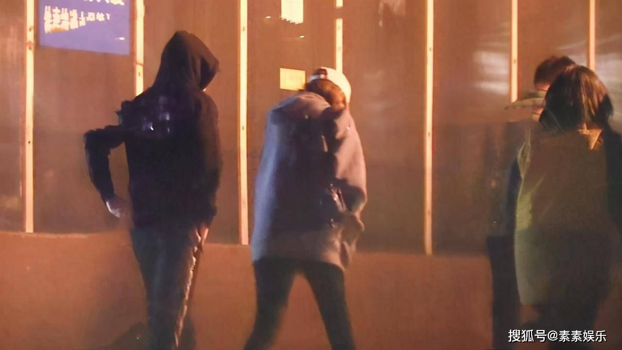 张一山深夜再次牵手陌生女子同回豪宅，十指相