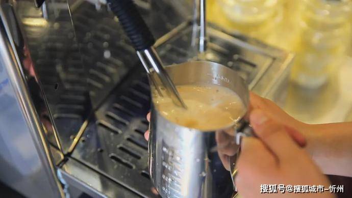 茶颜悦色等多款网红奶茶被曝"偷工减料"引发热议，茶颜悦色官方回应：要趁热喝