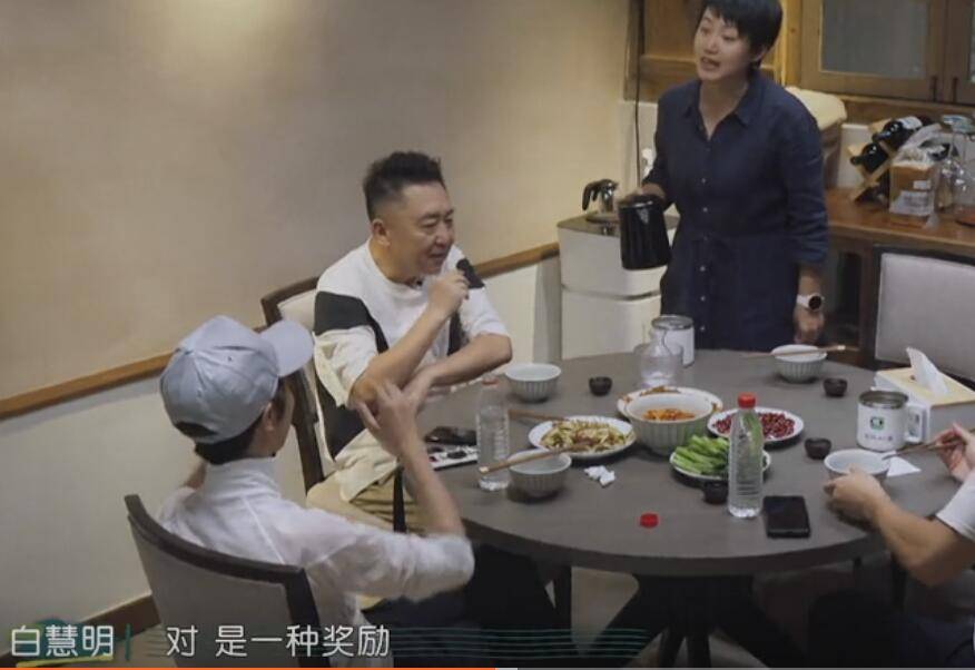 于谦携小10岁娇妻秀恩爱被指像父女!苦日子曾靠