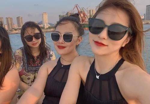 刘思瑶活动现场照片流出,方脸实锤无所遁形,小短腿被调侃很失望