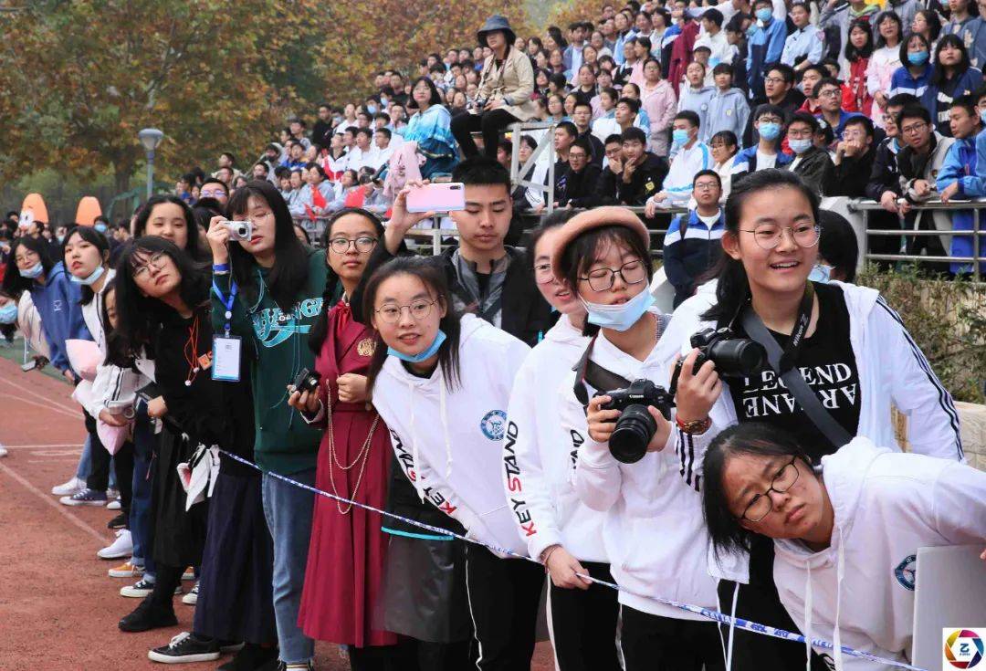 入场式|学不好去当外卖小哥？运动会入场式学生穿“奇装异服”，笑声不断