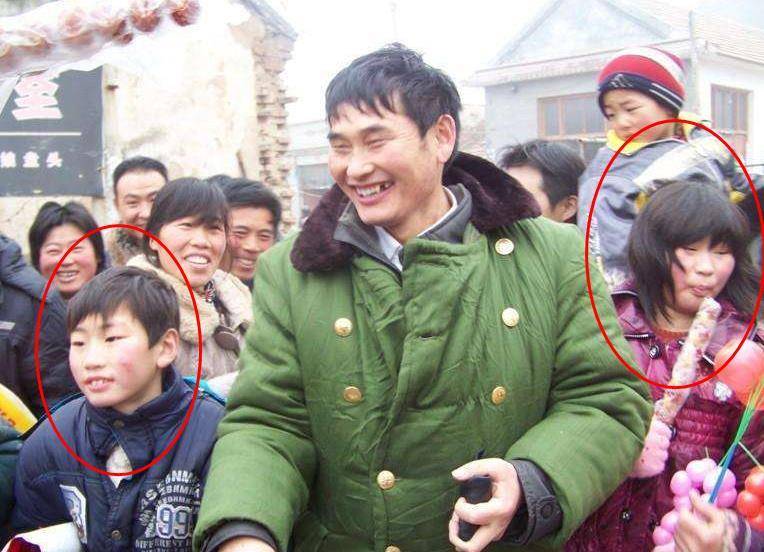 而他的儿子,女儿,包括他的媳妇,一举一动也都能上娱乐新闻头条,可见