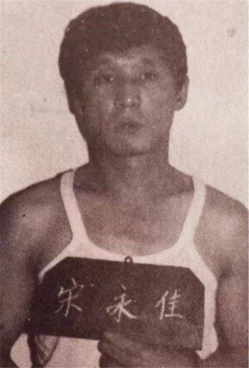 悍匪乔四伏法16年后,另一位黑帮老大也因车入狱,而他比乔四还狂