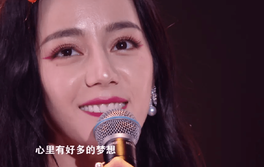 沟壑|热巴晚会造型翻车，瘦到脸颊凹陷满脸沟壑，同场郑爽也没好到哪去