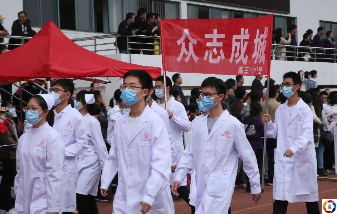 入场式|学不好去当外卖小哥？运动会入场式学生穿“奇装异服”，笑声不断