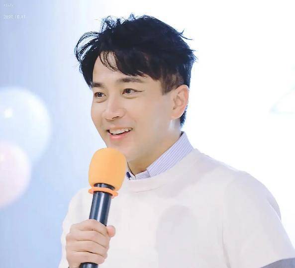 刘恺威离婚两年堪称''整容'',十几天就胖不止一圈