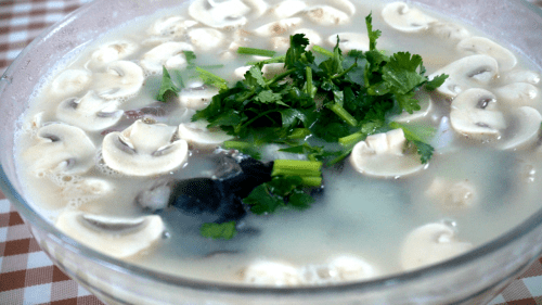菇中白富美中式菜品——白蘑菇鱼头汤