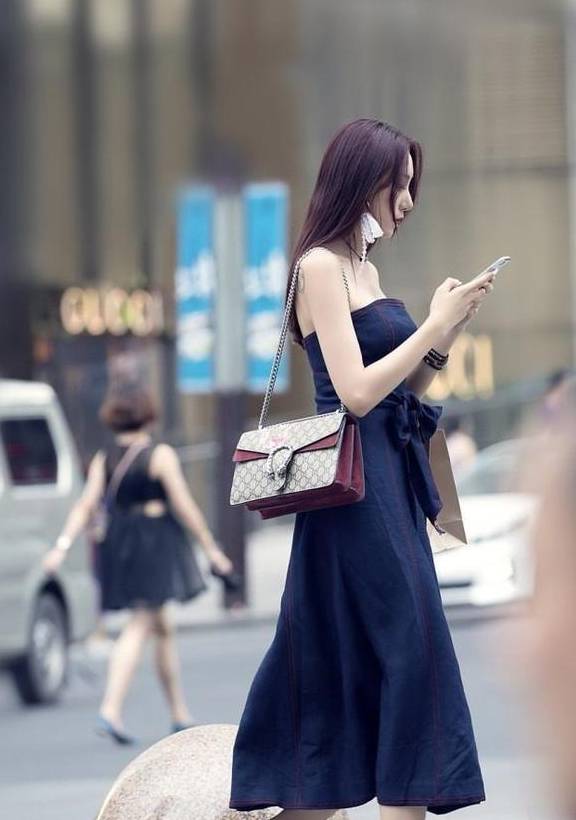 原创年轻美女街拍温婉可人的美女穿出女性最美姿态