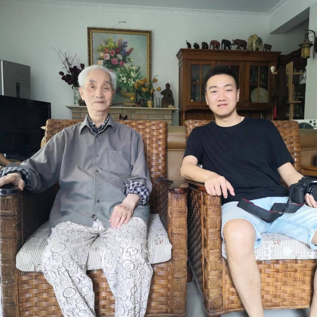 川美80年朱麟为101岁刘国枢教授塑铜像