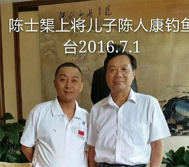 陈士榘之子陈人康多次为军品大王李长东题词签名支持红色收藏事业