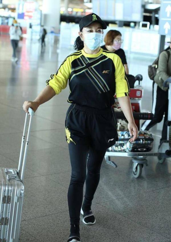 服装|刘晓庆真是太勉强自己了，穿这么紧的裙子，看着都替她难受