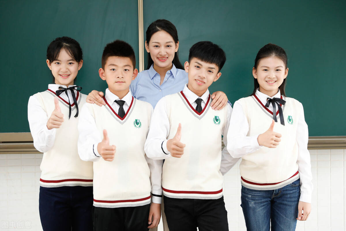什么样的人可以叫老师 8405e62f65124a86a74a7ac2ee1e7156.jpeg