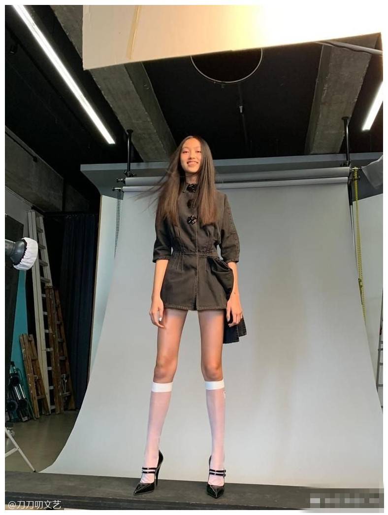 任达华15岁女儿长腿逆天,美貌不输明星