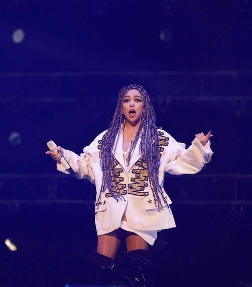 大腿|张惠妹玩下衣失踪，一双加粗版的大腿配上一双恨天高，画风辣眼睛