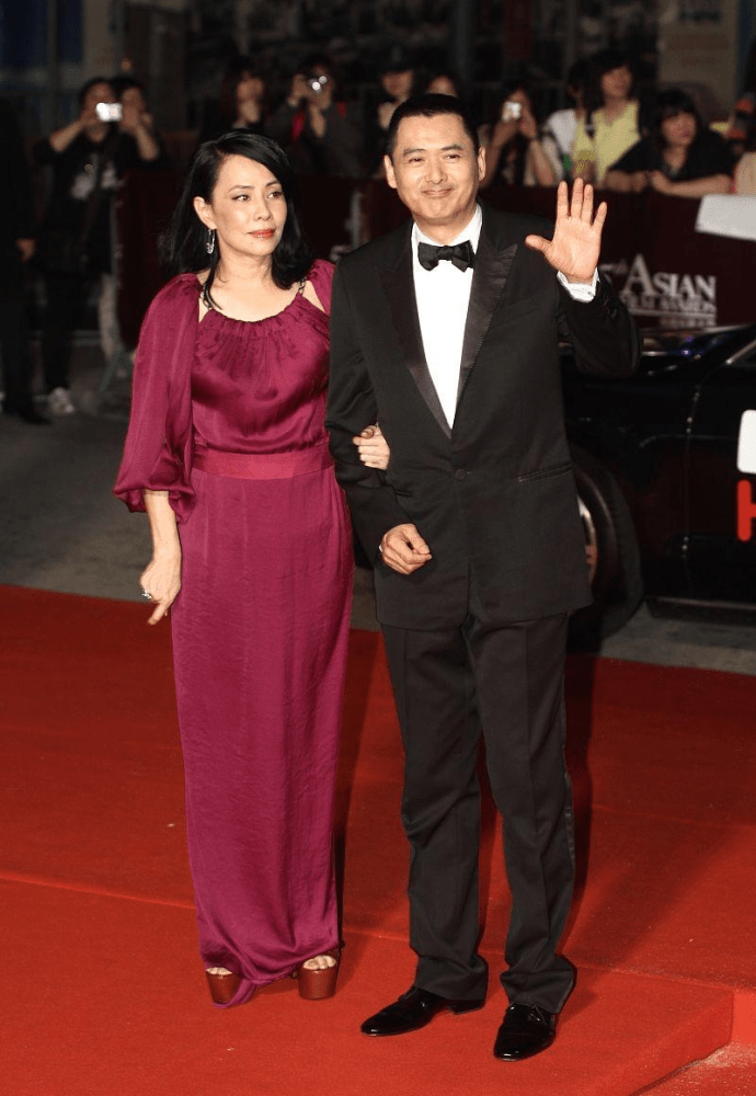 项链|周润发老婆太贵气！拼接开叉裙搭金银项链，优雅又时髦