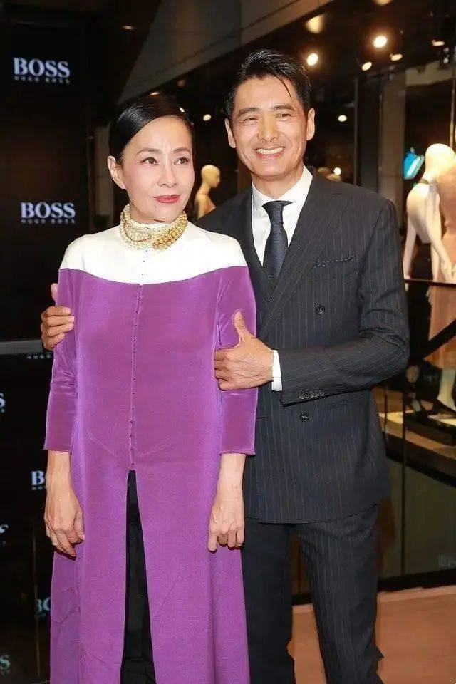 项链|周润发老婆太贵气！拼接开叉裙搭金银项链，优雅又时髦