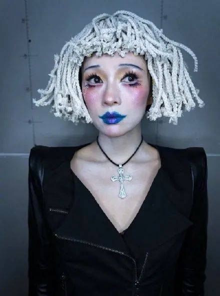 李连杰女儿自曝患抑郁症后晒照,身材遗传妈妈