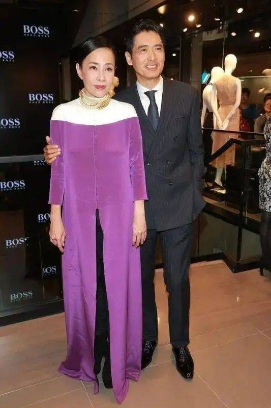 项链|周润发老婆太贵气！拼接开叉裙搭金银项链，优雅又时髦