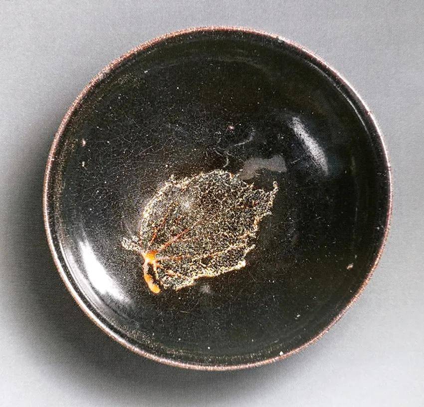 也收藏着一件天目木叶纹盏 并成为"世之神器" 可见吉州窑木叶纹瓷器