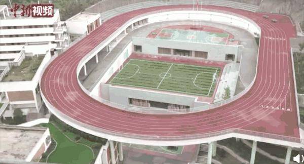 重庆又现魔幻建筑！4层3D体育场令人惊叹，网友：是时候再去重庆吃一趟了_长江