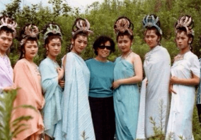 肚脐排行_“肚脐姿势”是最明显的身材,难怪美女笑起来那么自信