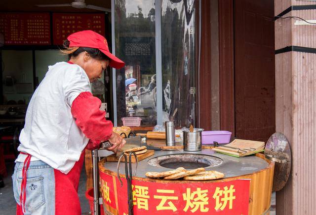 被称为下一个沙县小吃的缙云烧饼，深受食客喜爱，秘诀在“桶”里_全国