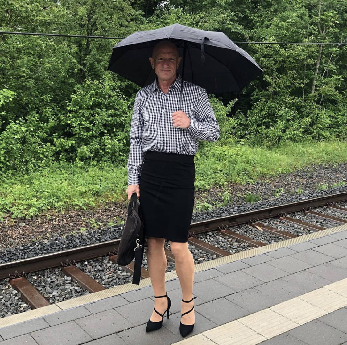 德国一大叔穿裙子蹬高跟走红老婆孩子的反应感人