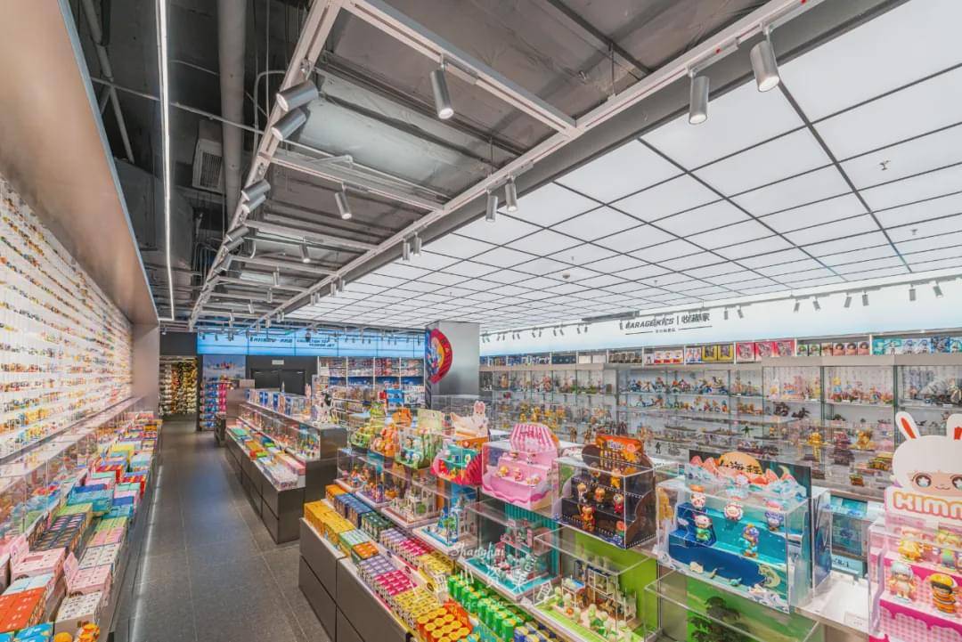 魔都首家超大潮玩集合店被挖到了_玩具