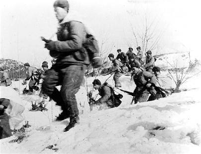 志愿军炮兵班长，舍命开炮当场牺牲，美军阵地