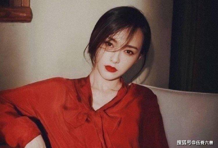 唐嫣晒女儿看《燕云台》照片,宝宝小肉手出镜,比OK手势超可爱