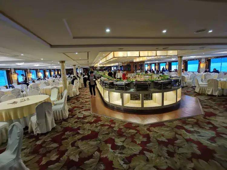 总统八号游轮的大餐厅
