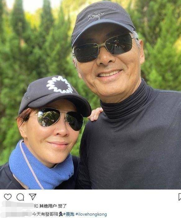刘嘉玲与周润发合照,65岁发哥瘦到穿着衣服都看到肋骨