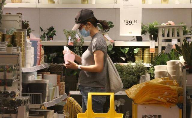 50岁宣萱独自采购花不到300,仅8个月火辣身材已不复