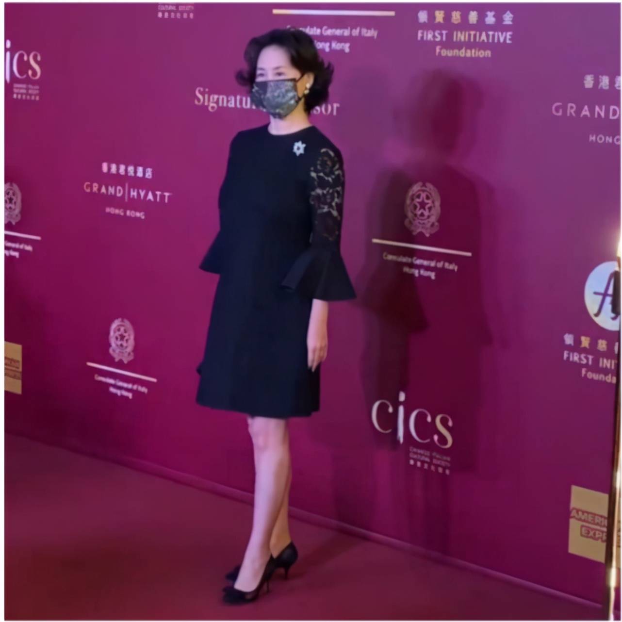 活动|何超琼才是真名媛，出席活动穿普通的黑裙，全身散发贵族气质！