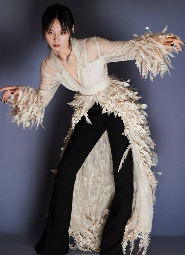 路线|“男人婆”周笔畅也走性感路线？看她穿薄纱裙露面，比杨幂还要撩